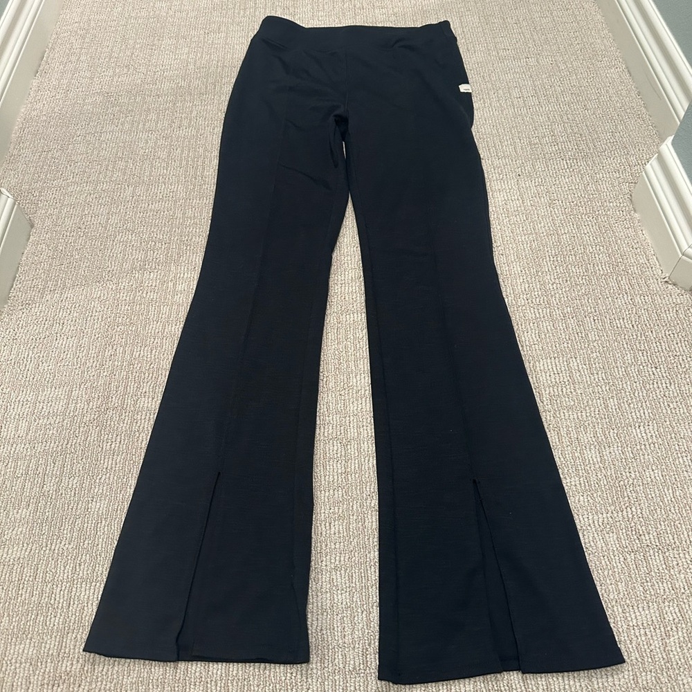 Women’s black Vuori lux ribbed flare legging. Size large. Great condition.